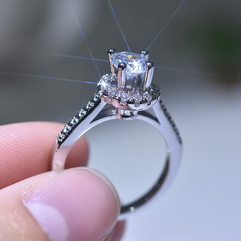 Elegancki srebrny pierścionek z diamentem w szlifie cushion-cut i halo pavé