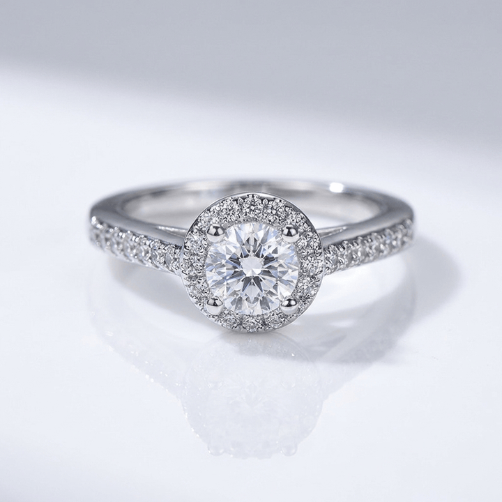 Elegancki srebrny pierścionek z diamentem w szlifie cushion-cut i halo pavé