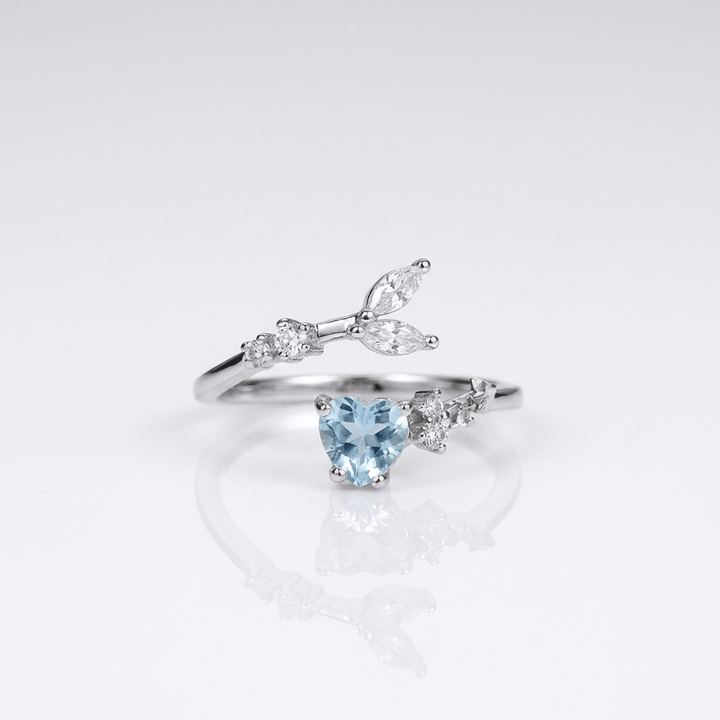 Elegancki pierścionek wykonany ze srebra próby 925 z niebieskim topazem w stylu solitaire - regulowany