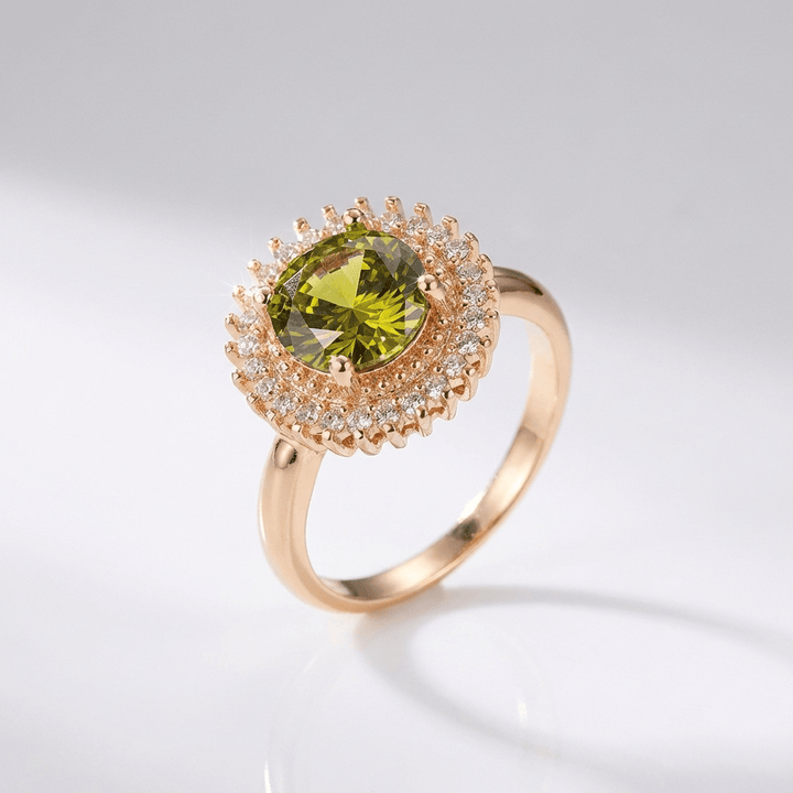 Pierścionek z perydotą i diamentowym halo w odcieniu Radiant Gold