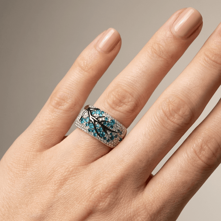 Elegancki pierścionek z srebra próby 925 w kształcie liścia z niebieskim topazem