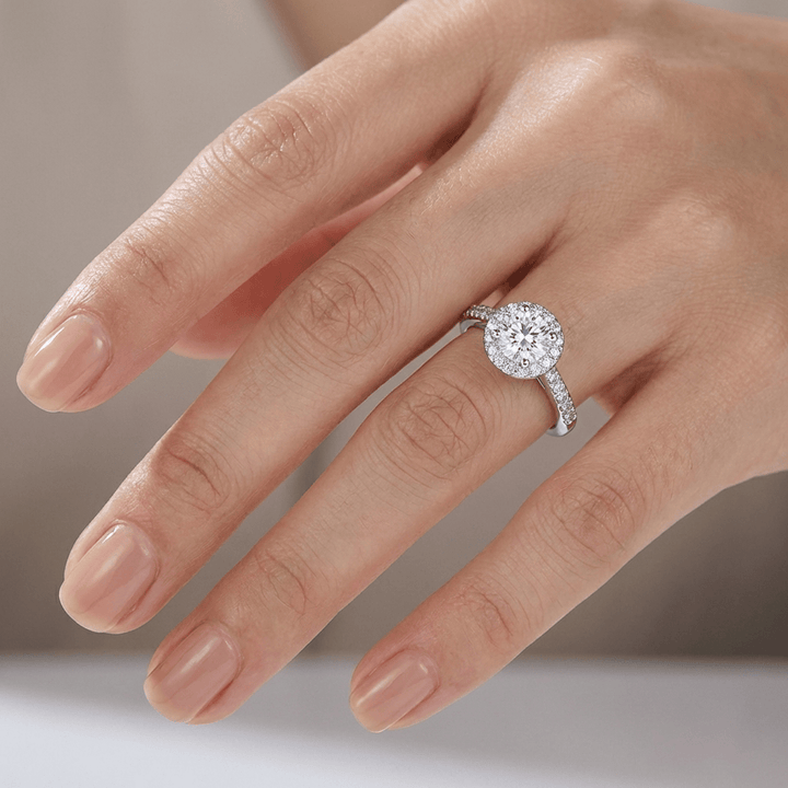 Elegancki srebrny pierścionek z diamentem w szlifie cushion-cut i halo pavé