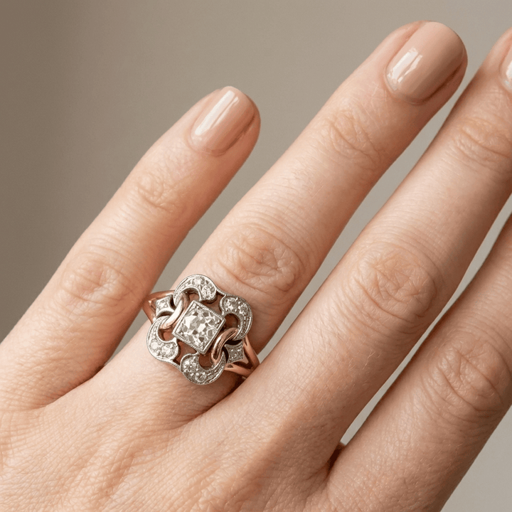 Pierścionek diamentowy w stylu retro — rzeźbiarski, odważny i artystyczny design o nowoczesnym charakterze