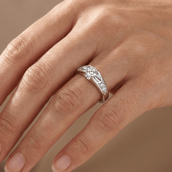Elegancki srebrny pierścionek z cyrkonią Embrace – nowoczesny design