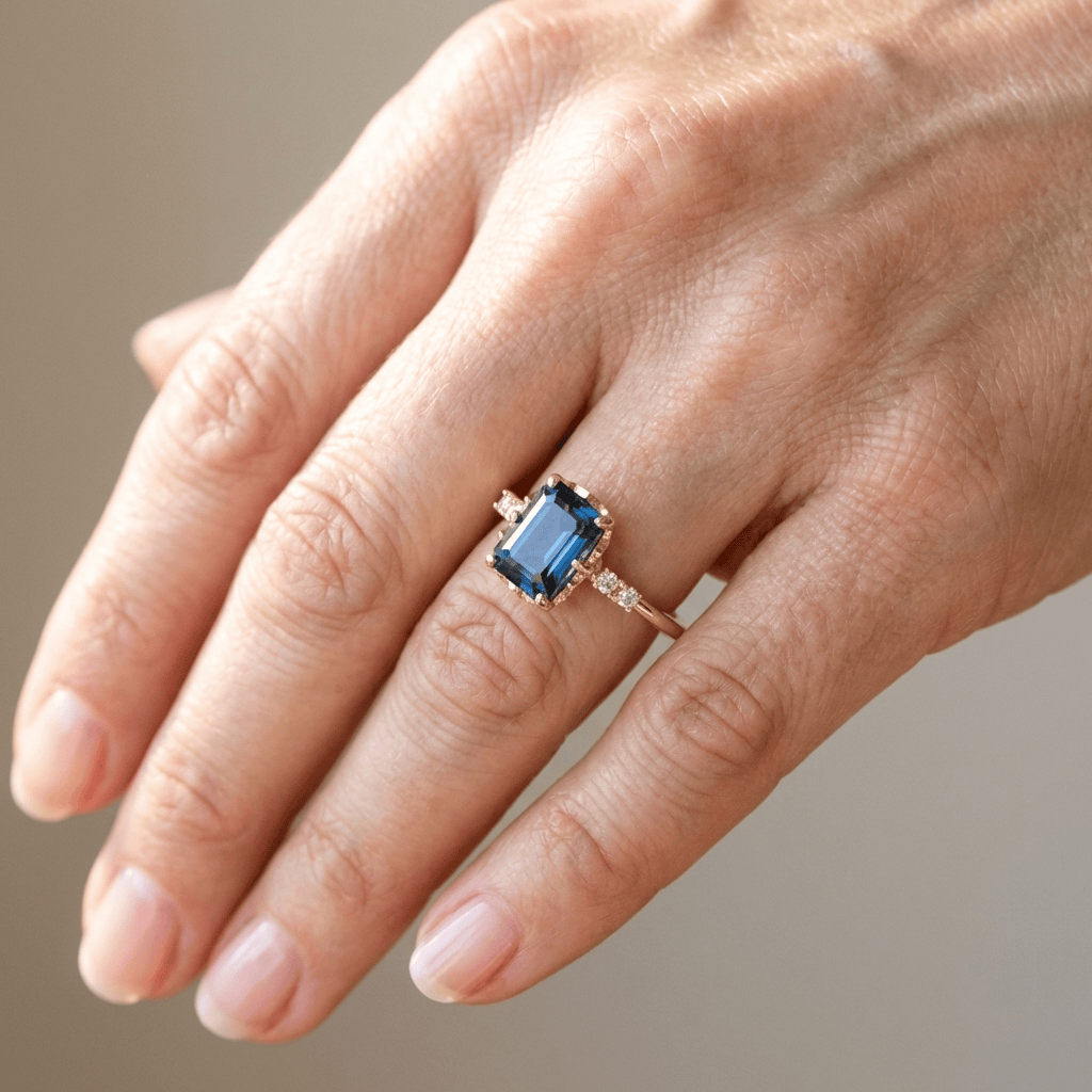 Elegancki złoty pierścionek z szafirem i diamentami