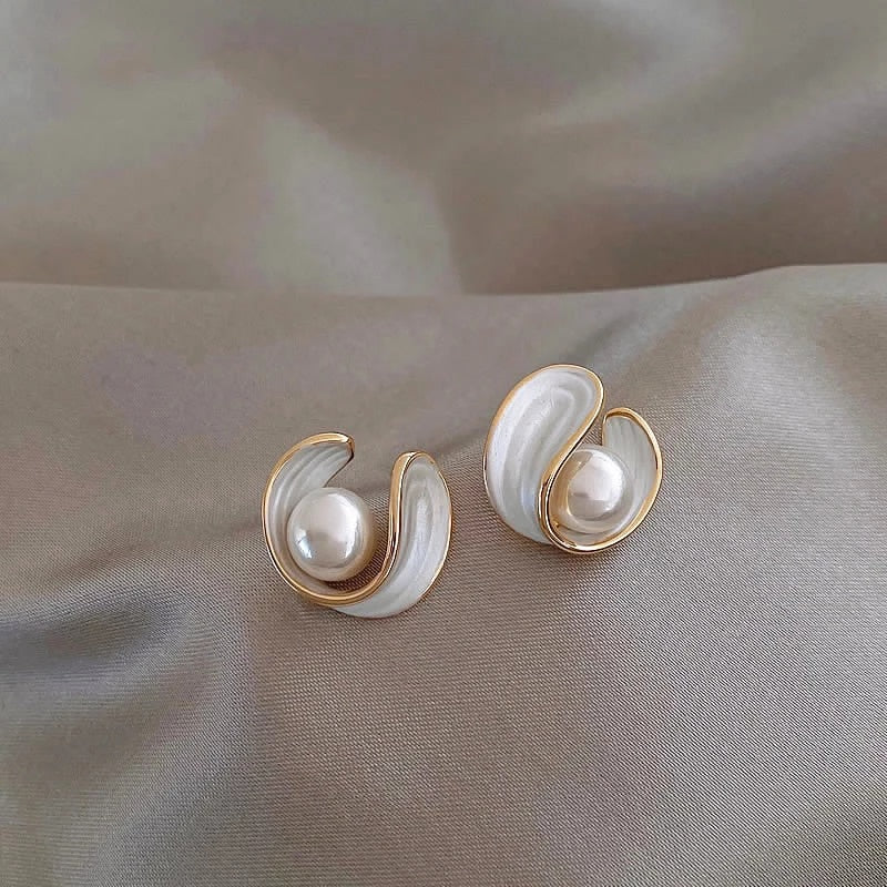 Brincos Elegantes em Ouro com Opala Branca e Pérola