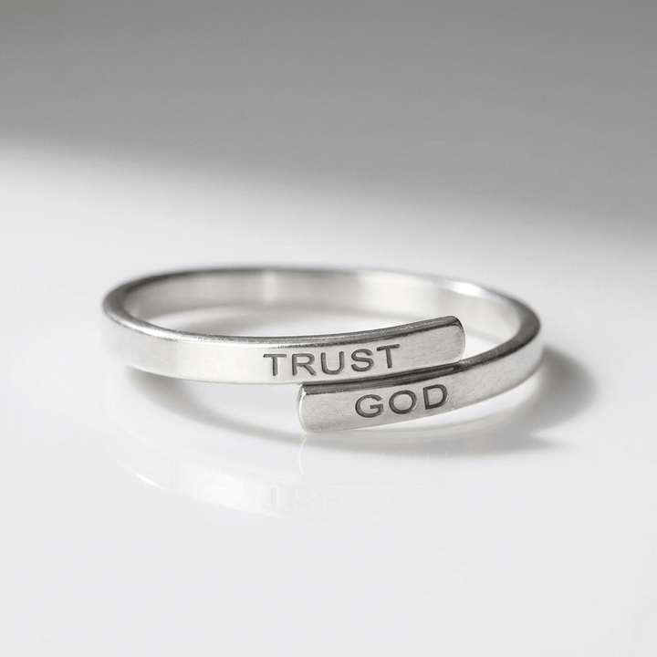 Regulowany srebrny pierścionek z grawerem Trust God