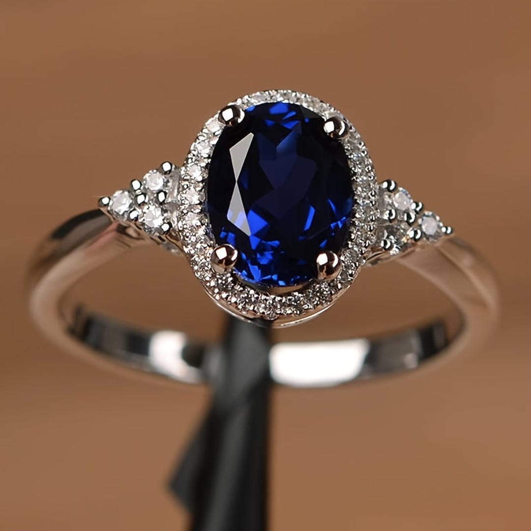 Owalny pierścionek Midnight Majesty z szafirem