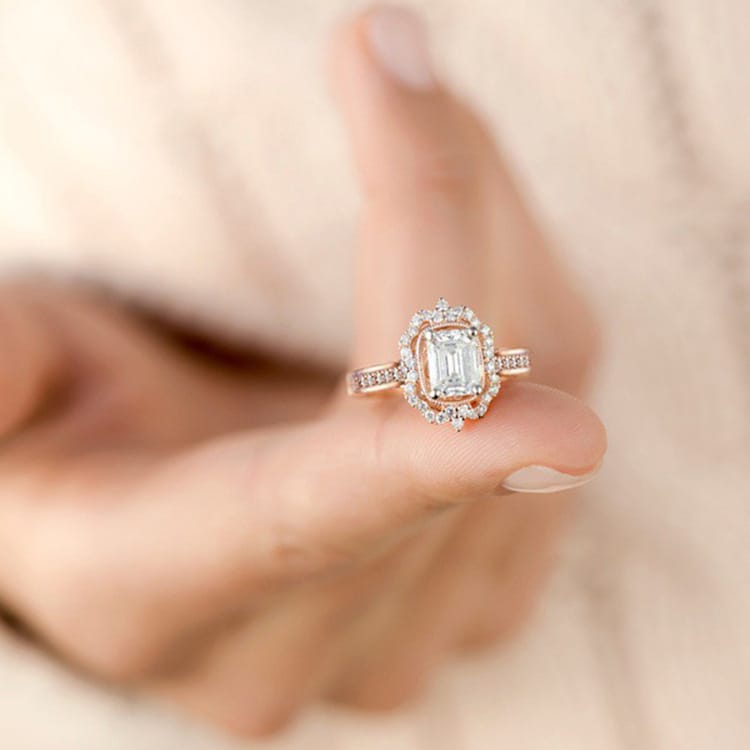 Pierścionek z diamentem o prostokątnym kształcie w halo – nowoczesny błysk i ponadczasowa elegancja