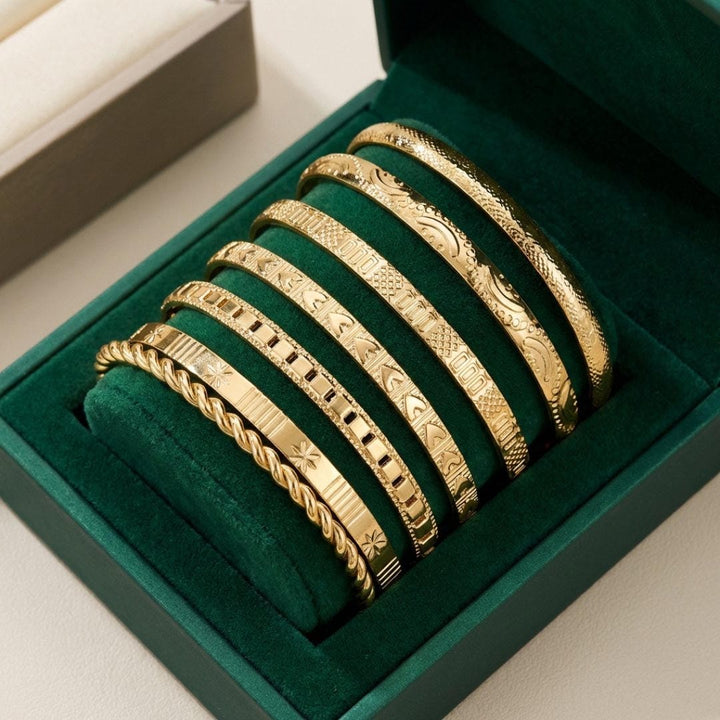 Zestaw otwartych złotych bransoletek typu bangle