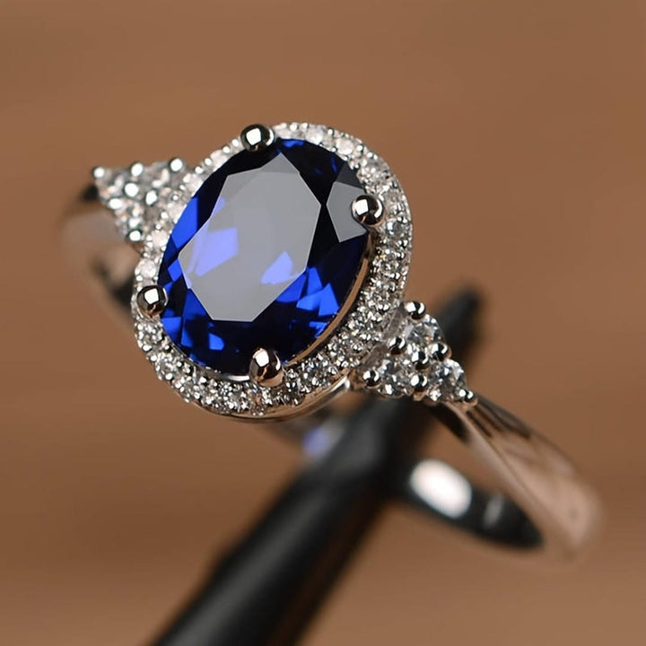 Owalny pierścionek Midnight Majesty z szafirem