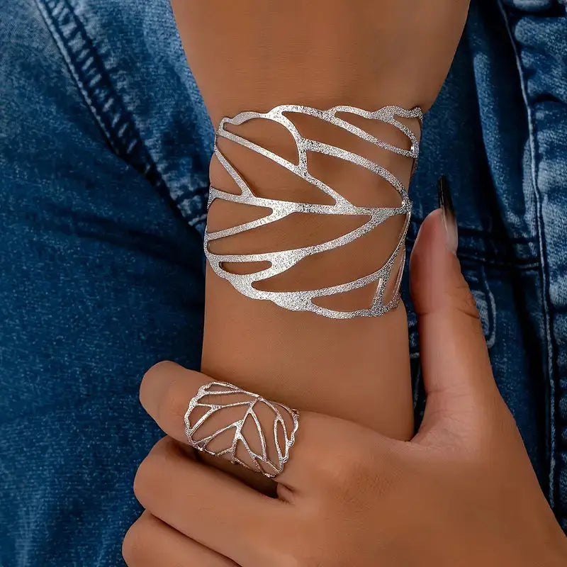 Bransoletka vintage typu bangle z motywem liścia