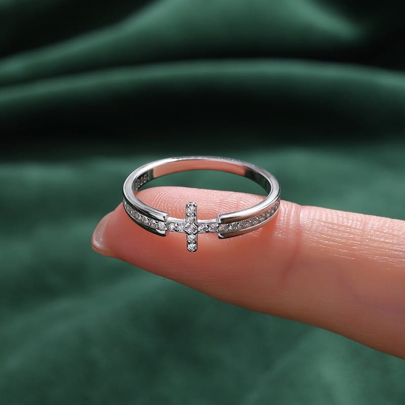 Elegancki pierścionek z krzyżem i cyrkoniami