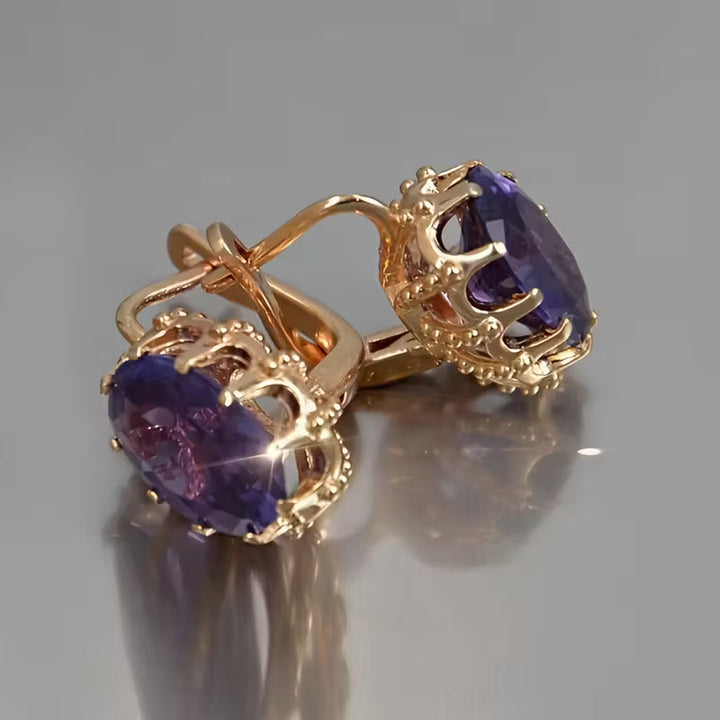 Złote kolczyki w kształcie korony z ametystami