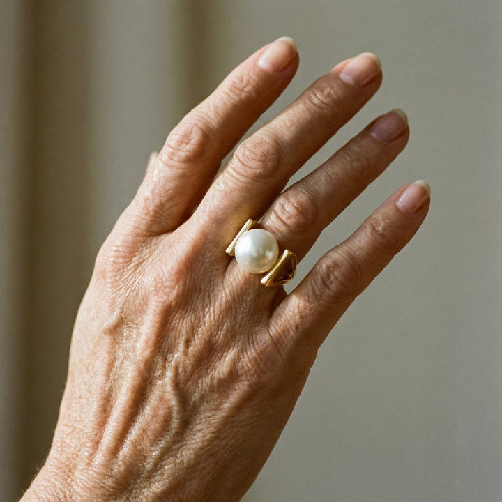 Anel Dourado com Incrustações Vintage de Pérolas