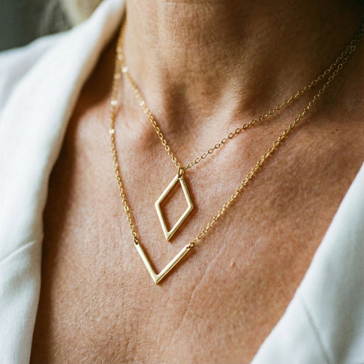 Elegancki naszyjnik z geometrycznym wisiorkiem w kształcie litery V