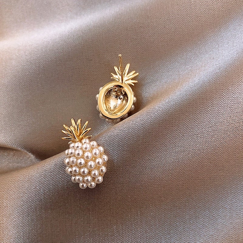 Eleganckie złote kolczyki z perłami w klastrze