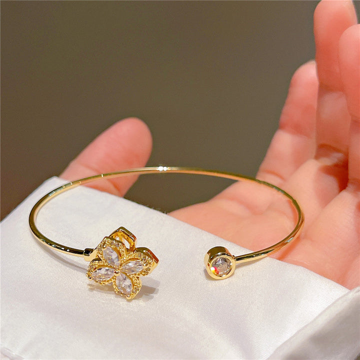 Gleam Rotating Petal Bangle – Elegancka biżuteria kwiatowa z obracającymi się płatkami