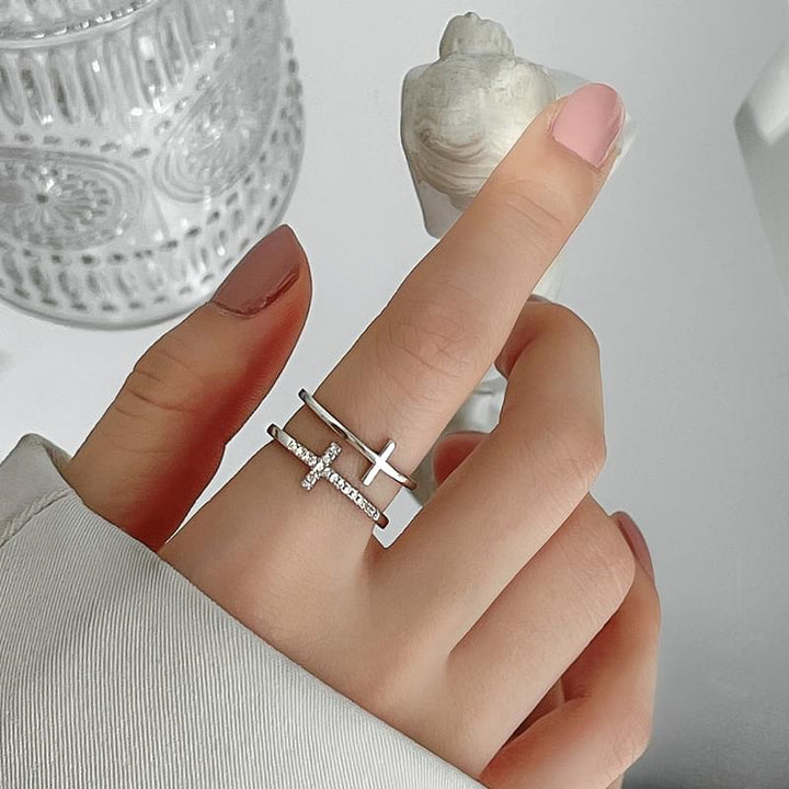 Pierścionek z podwójnym krzyżem — odważny design podwójnego krzyża