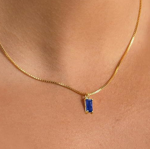 Elegancki złoty naszyjnik minimalistyczny z szafirem