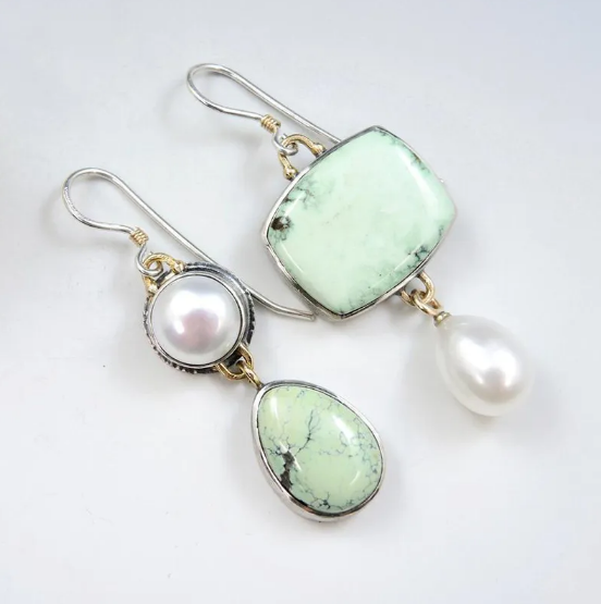 Brincos assimétricos de pérola e esmalte verde