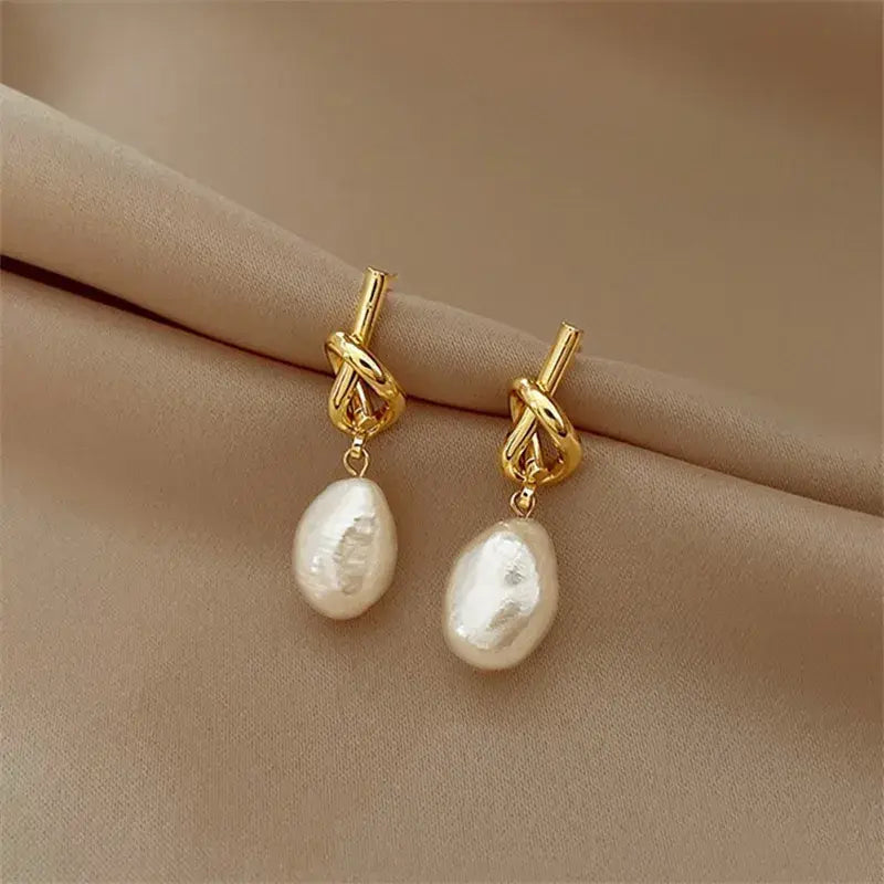 Brincos Elegantes com Pérolas Barrocas em Ouro