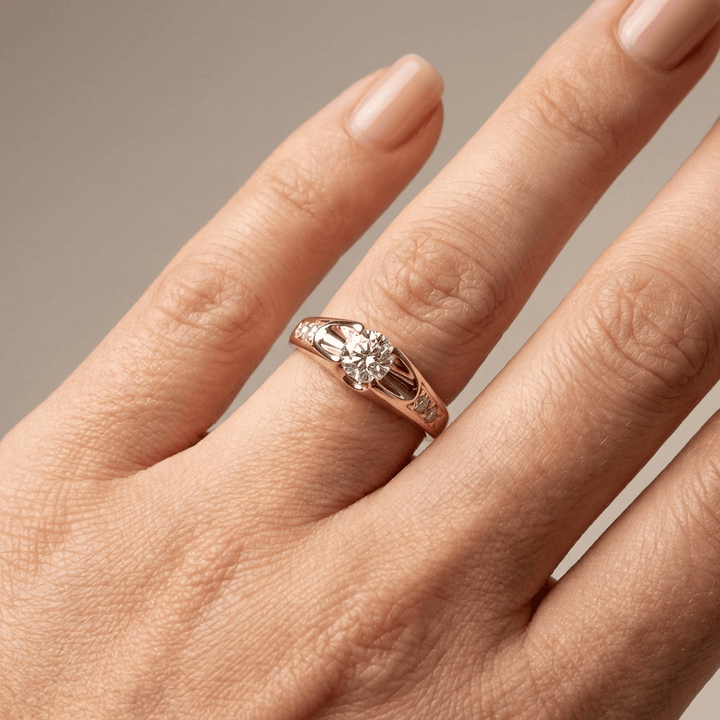 Ponadczasowy pierścionek z różowego złota z cyrkonią w stylu solitaire