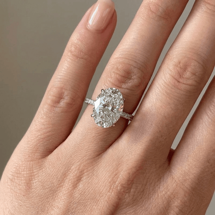 Elegancki srebrny pierścionek z owalnym diamentem