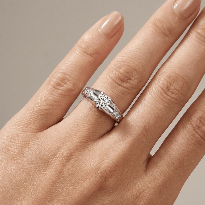Ponadczasowy pierścionek z różowego złota z cyrkonią w stylu solitaire