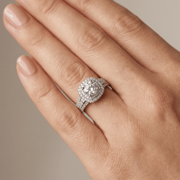 Elegancki srebrny pierścionek z diamentowym halo