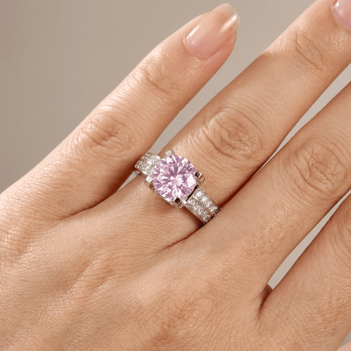 Elegancki regulowany srebrny pierścionek z okrągłym diamentem solitaire oprawionym w pavé