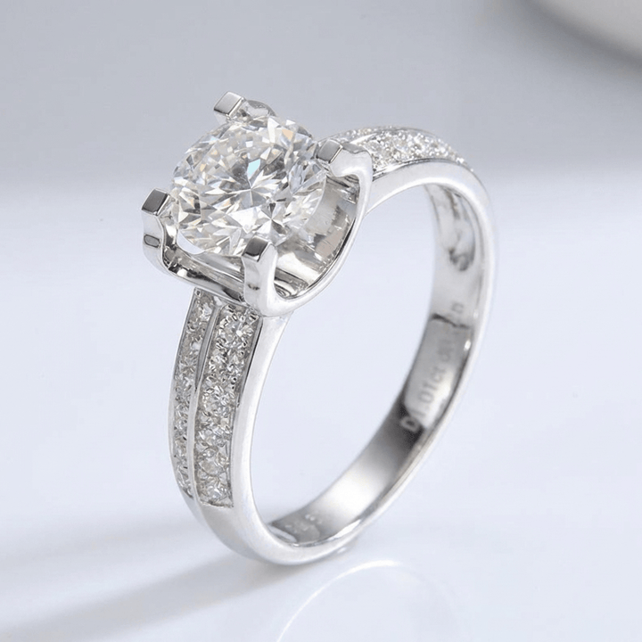 Elegancki regulowany srebrny pierścionek z okrągłym diamentem solitaire oprawionym w pavé
