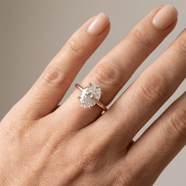 Elegancki złoty pierścionek z owalnym diamentem w oprawie soliterowej