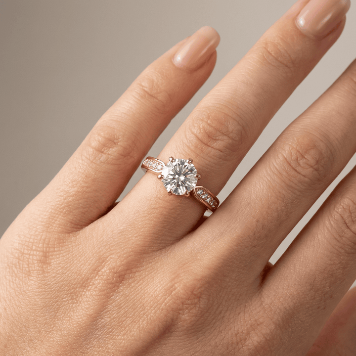 Radiant pierścionek pavé z różowego złota z okrągłymi diamentami — regulowany rozmiar