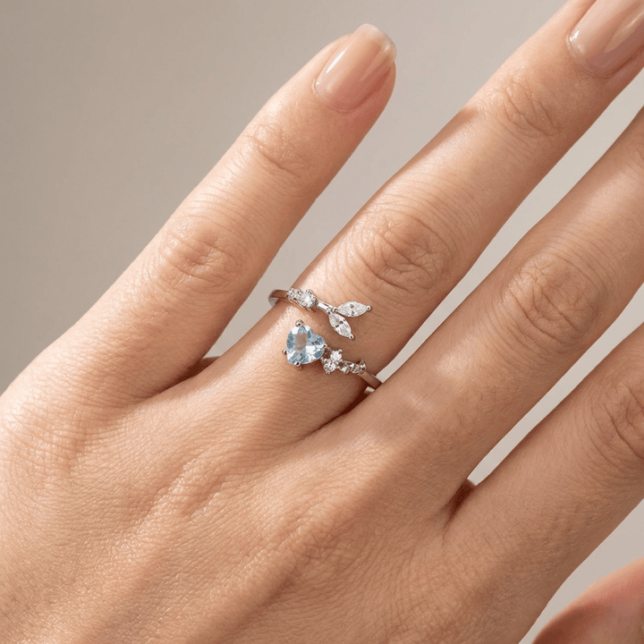 Elegancki pierścionek wykonany ze srebra próby 925 z niebieskim topazem w stylu solitaire - regulowany