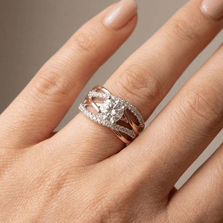 Pierścionek z różowego złota z diamentem o okrągłym szlifie, crossover – elegancki, błyszczący design