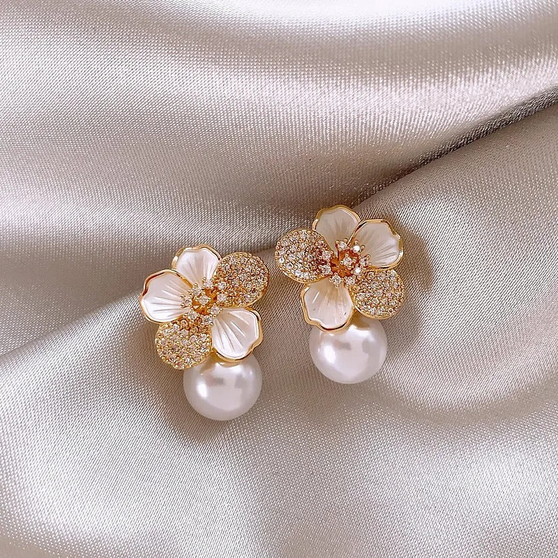 Brincos com Pendente de Camélia Branca e Pérola