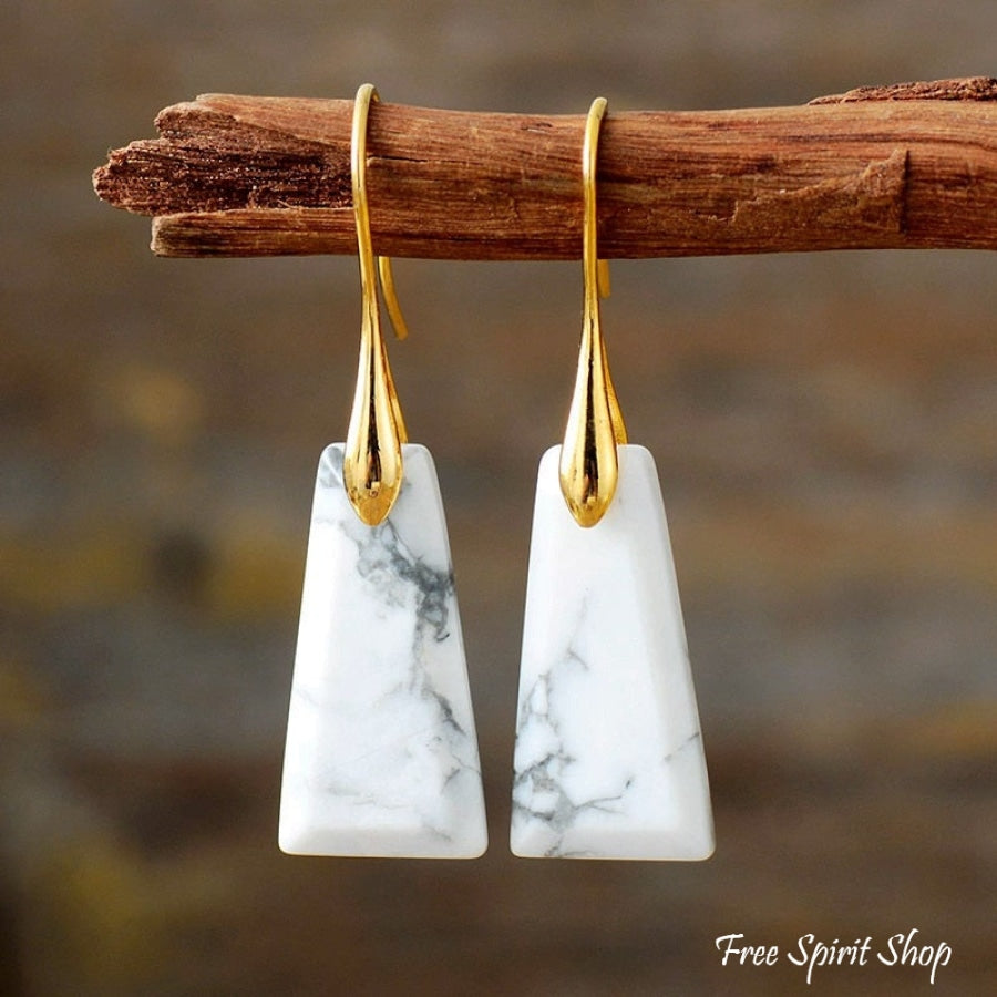 Kolczyki piramidki z naturalnym białym howlitem