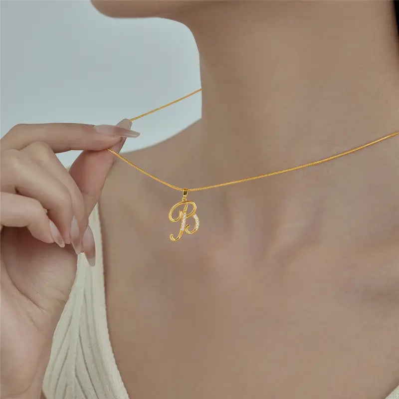 Naszyjnik z zawieszką z inicjałem Lily – delikatna, personalizowana biżuteria